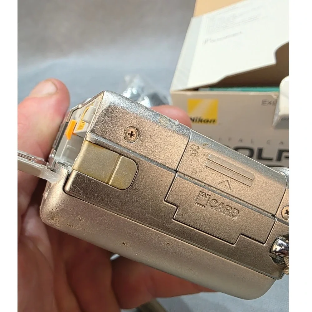 Nikon Coolpix 5200 Digital Camera Silver 5.1MP 3x Optical Zoom Vintage Digicam
